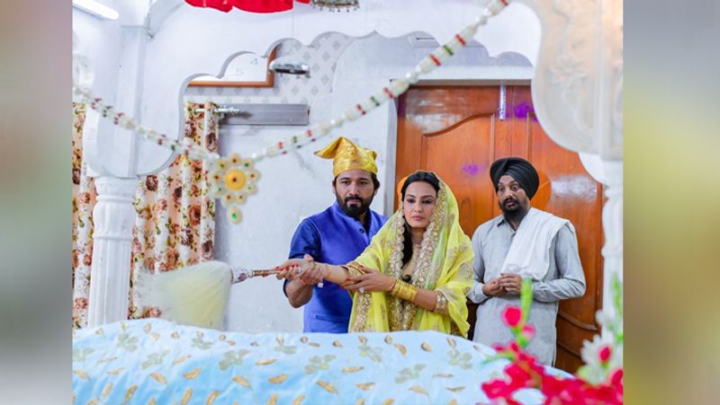 काम्या ने पिछले साल फरवरी में शलभ को डेट करना शुरू किया और कुछ महीनों के बाद दोनों ने आखिरकार अपने रिश्ते को अगले लेवल पर ले जाने का फैसला किया। पिछले साल फरवरी में ही शलभ ने काम्या को प्रपोज किया था और दोनों फरवरी में ही शादी कर रहे हैं।