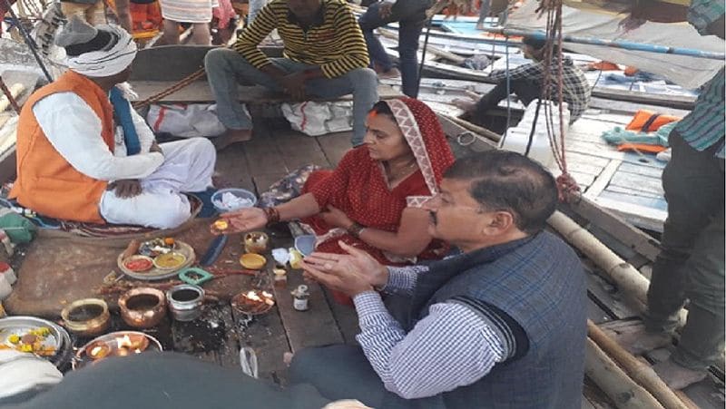स्नानोपरांत गरीबों-असहायों व पुरोहितों को तिल, पात्र, ऊनी वस्त्र, कंबल, कपास, गुड़, घी, उपानह, फल, अन्न व स्वर्णादि दान करने की परंपरा का निर्वहन सुबह से ही आस्थावानों ने स्नान के बाद किया।