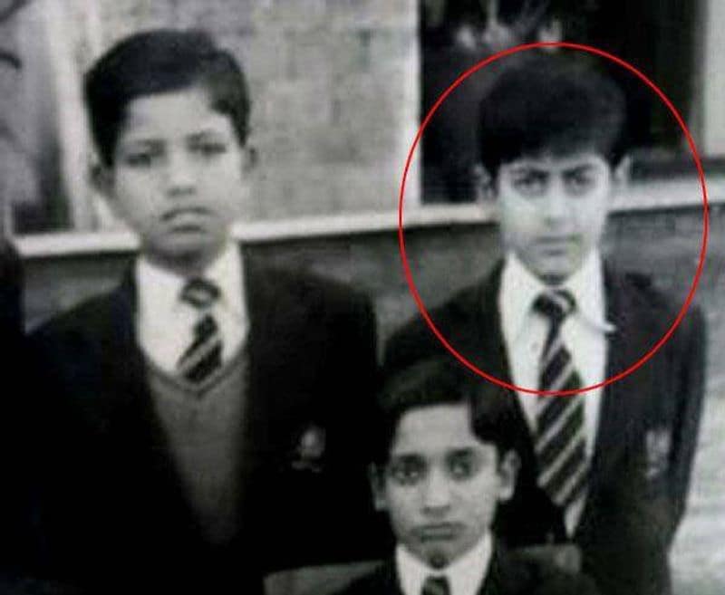 শাহরুখ খান ছিলেন ভিষণ দুষ্টু। অধিকাংশ দিনই হোম ওয়ার্ক করতেন না। পাশাপাশি তাঁর রেজাল্টও হত বেশ খারাপ।