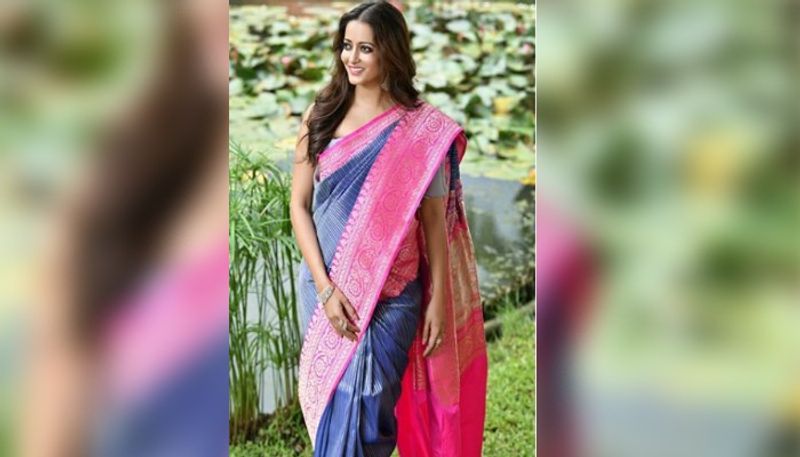সাবেকি লুকে নিজেকে অন্য আঙ্গিকে মেলে ধরেছেন টলি অভিনেত্রী রাইমা সেন