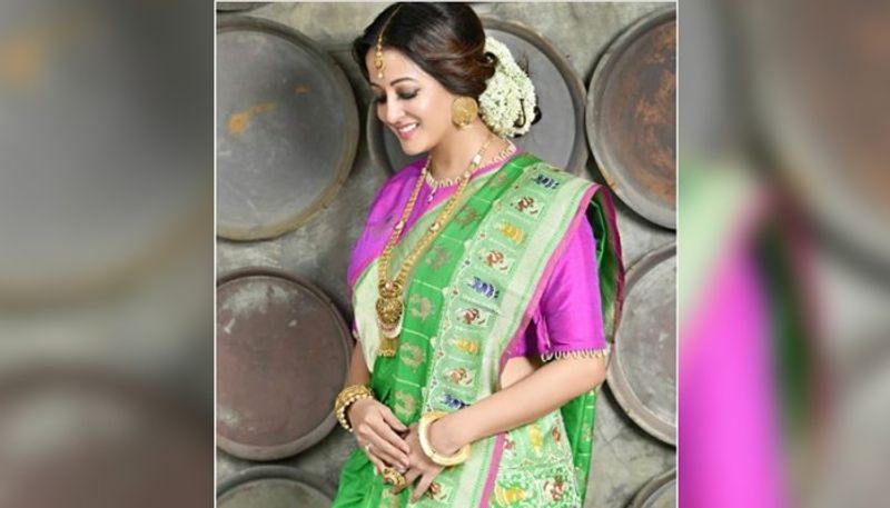 বাঙালি কন্যার এহেন রূপের ছটায় কাত হয়েছে সমস্ত পুরুষরা।