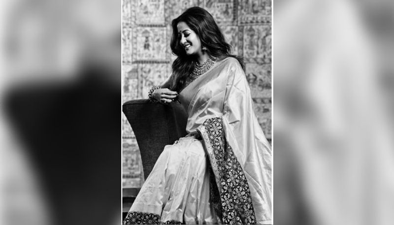 সাদা কালো ছবিতে চেনা দায়। এ যেন সত্যিকারের মহানায়িকা।