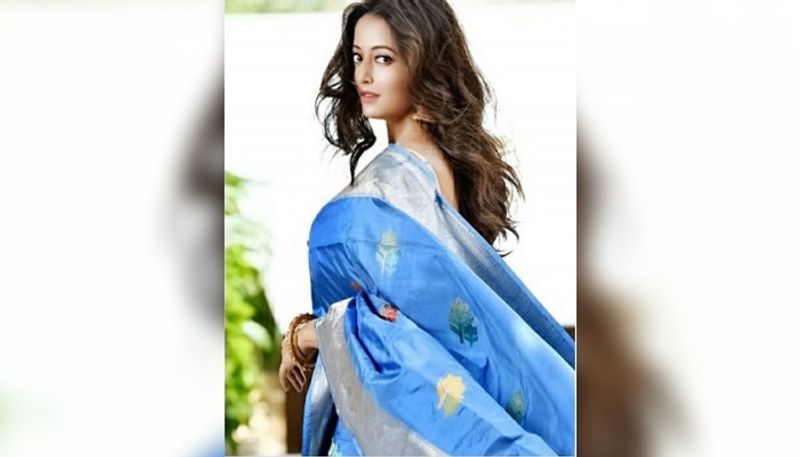 কখনও বোল্ড অবতারে আবার কখনও সাবেকিআনায় নিজেকে সাজিয়ে তুলেছেন বঙ্গ ললনা।