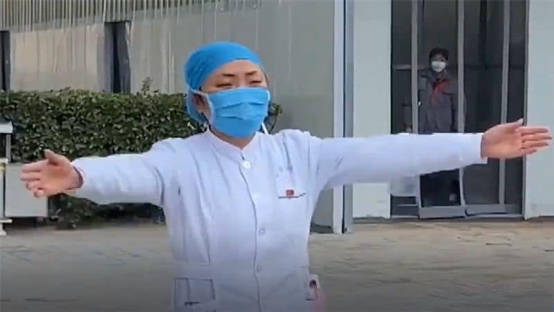 दरअसल, नर्स हेनान प्रांत के एक अस्पताल में है। वीडियो में नजर आ रहा है कि नर्स से उसकी बेटी मिलने आई है। बच्ची रो रही है, लेकिन मास्क और ओवरकोट पहने नर्स अपनी बेटी से दूर से ही बात करती है। (फोटो-बेटी को दूर से हग करती मां)