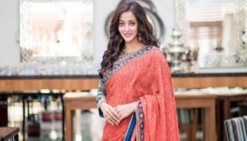 অভিনেত্রীর স্টাইল স্টেটমন্টের সংজ্ঞা যেন সকলের যে আলাদা তা বারেবারে প্রমাণ দিয়েছেন অভিনেত্রী।
