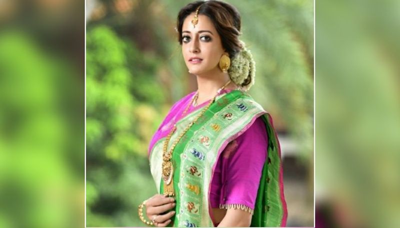 দর্শকমনে নিজের জায়গা ধরে রাখতে বেশ পারদর্শী মুনমুন কন্যা।
