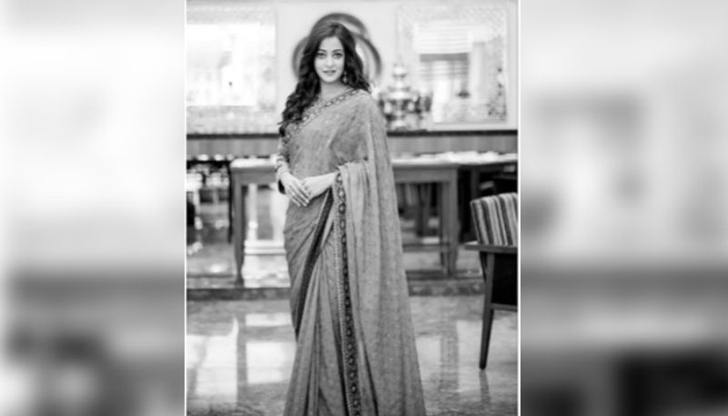 ছবিগুলি শেয়ার করতেই মুহূর্তের মধ্যে ভাইরাল হয়েছে সোশ্যাল মিডিয়ায়।
