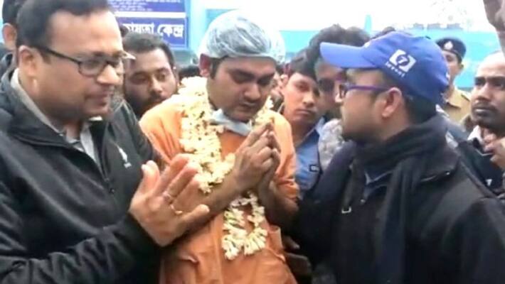 People welcomes doctors with garland allegation of pregnant woman death People welcomes doctors with garland allegation of pregnant woman death