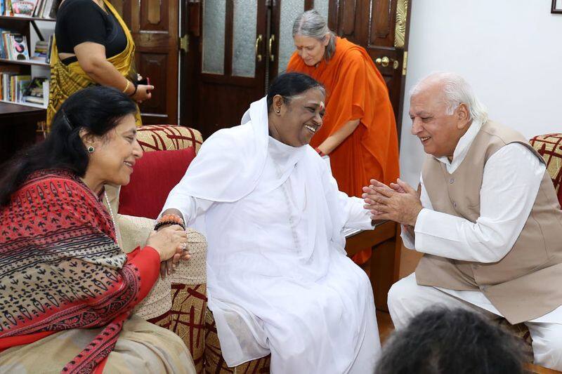 Mata Amritanandamayi visits Governor Arif Mohammad Khan and wife in Kerala Raj Bhavan