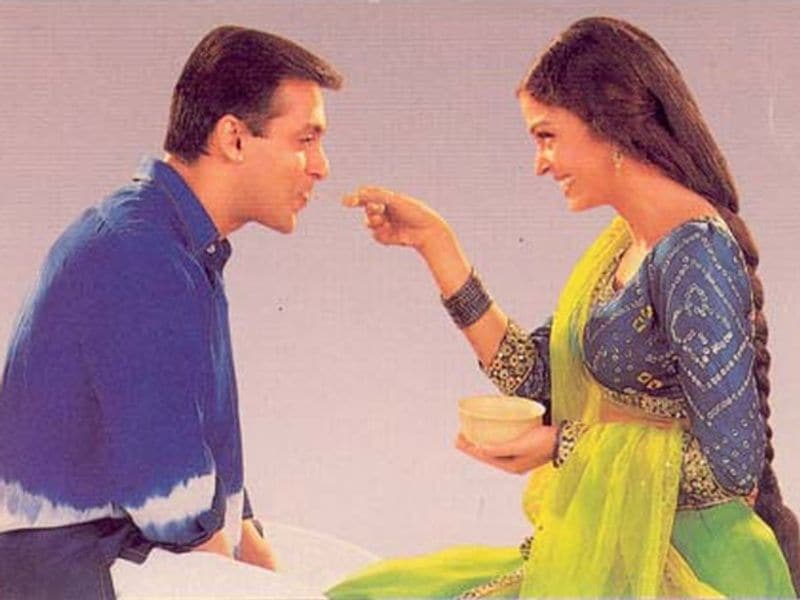 Salman's PDA in media: Just after Salman Khan caused a ruckus outside Aishwarya's house, he went out to media and declared his love for Aishwarya. In an interview with Times of India, he said, "The incident is true but the media overhyped it. I have a relationship with Aishwarya. If you do not fight in a relationship, it means you do not love each other. Why would I squabble with a person who is a stranger to me? Such things happen between us only because we love each other."