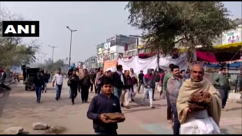 इसका वीडियो भी सोशल मीडिया पर काफी वायरल हो रहा है। इसमें देखा जा सकता है कि प्रदर्शनकारियों ने हिंदू अर्थी को देख पहले बैरिगेटिंग हटाई, इसके बाद अर्थी लिए लोग वहां से गुजरे।