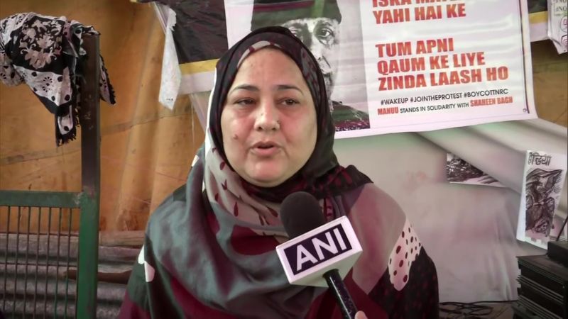 एक महिला प्रदर्शनकारी ने कहा, हम एक दूसरे का सम्मान करते हैं। अर्थी को गुजरने की अनुमति देकर हमने कुछ असामान्य नहीं किया। हमने बसों और एम्बुलेंस को भी अनुमति दी है।