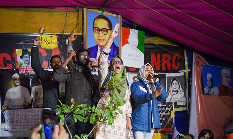 इसके अलावा भाजपा ने आम आदमी पार्टी पर शाहीन बाग का समर्थन करने का आरोप लगाया। खुद दिल्ली के उप मुख्यमंत्री मनीष सिसोदिया ने कहा था, हम शाहीन बाग में हो रहे प्रदर्शनों का समर्थन करते हैं।