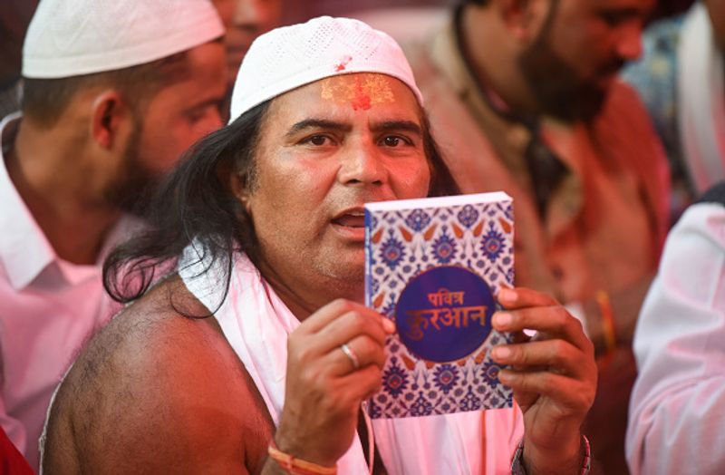 इस कानून के तहत पाकिस्तान, अफगानिस्तान और बांग्लादेश से आने वाले प्रताड़ित अल्पसंख्यकों हिंदू, जैन, सिख, ईसाई, बुद्ध और पारसी को नागरिकता देने का प्रावधान है।