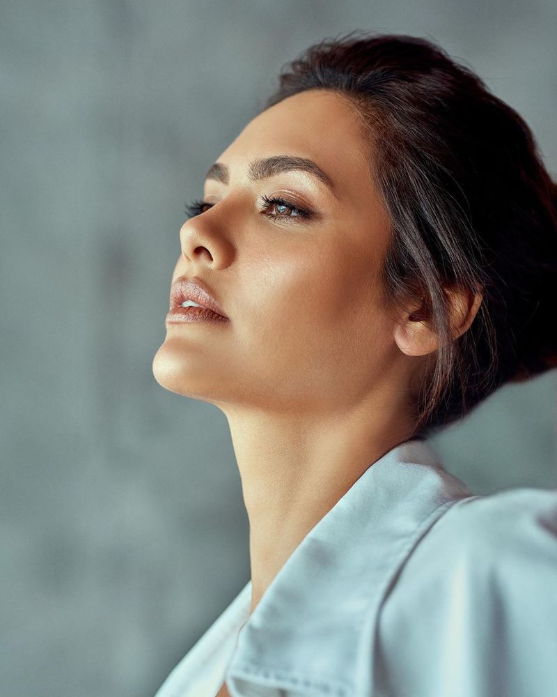 Bollywood beauty Esha Gupta latest photo shoot goes viral
