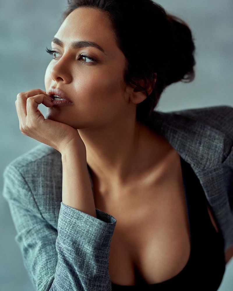 Bollywood beauty Esha Gupta latest photo shoot goes viral