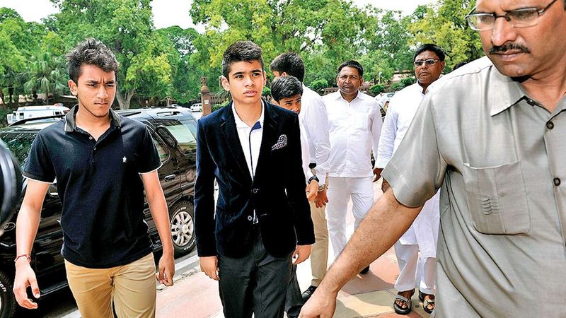 रेहान की पढ़ाई दून पब्लिक स्कूल से हुई है, स्कूल में काफी चर्चा में रहते थे। हालांकि किसी को नहीं मालूम था कि वो गांधी परिवार का हिस्सा हैं। पर रेहान की सिक्योरिटी पर स्कूल प्रसाशन की खास नजर रहती थी और एसपीजी कमांडर भी गुप्त तरीके से उनकी सिक्योरिटी में तैनात रहते थे।