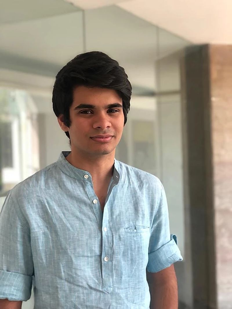 साथ ही उन्होंने कहा कि मुझे लगता है कि हर किसी को सार्वजनिक परिवहन की सुविधा मिलनी चाहिए और शिक्षा मुफ्त होनी चाहिए। रेहान के इस बयान से साफ जाहिर होता है कि गांधी परिवार की अगली राजनीतिक पीढ़ी तैयार चुकी है।
