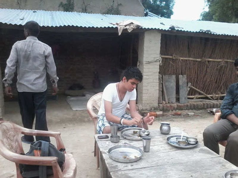 राजनीति से लगाव रखने वाले रेहान राहुल के चुनावी क्षेत्र अमेठी भी जाते रहे हैं। वहां उन्होंने गांव वालों के घर खाना खाया और खाट बिछा सो गए थे। प्रियंका गांधी के राजकुमार का ये अंदाज अमेठी की जनता को भा गया था। इसके अलावा भी रेहान राहुल गांधी के साथ कई कार्यक्रमों में शिरकत करते नजर आए हैं।
