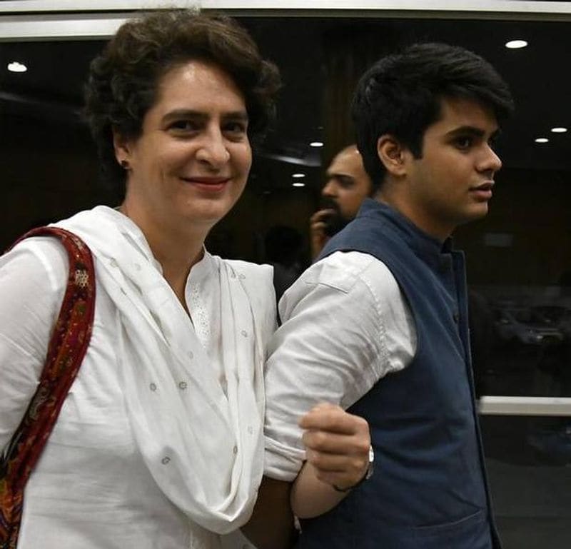 मतदान करने के बाद रेहान वाड्रा ने कहा, 'मुझे लोकतांत्रिक प्रक्रिया में भाग लेकर काफी अच्छा लग रहा है। सभी को अपने मताधिकार का प्रयोग करना चाहिए। परीक्षा की वजह से मैं पिछले चुनाव (लोकसभा) में मतदान नहीं कर पाया था।'