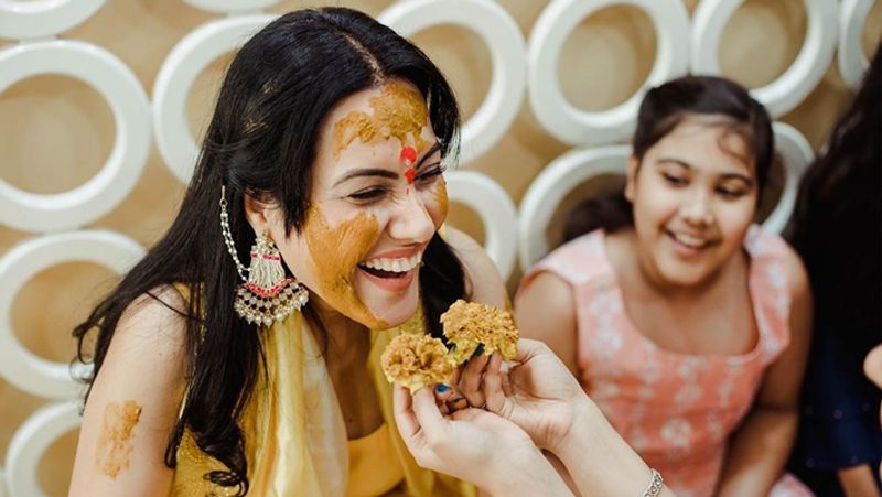 सगाई में शलभ ने पहले घुटनों पर बैठकर काम्या को प्रपोज किया और फिर हीरे की अंगूठी पहनाई। इस मौके पर शलभ ने सफेद पैंट और नीले रंग कुर्ते पहना था। वहीं, काम्या ने ब्लैक गोल्डन कलर का शरारा और यलो कलर का कुर्ता और दुपट्टा कैरी किया था। काम्या ने सगाई की कई फोटो अपने इंस्टाग्राम पर शेयर की है।