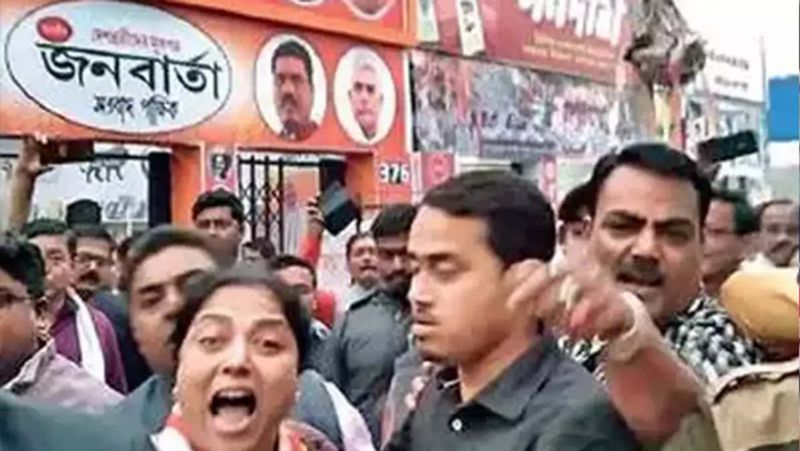 বিশ্ব হিন্দু পরিষদের স্টলে সিএএ প্রতিবাদ, দুই যুবককে দেখে মারমুখী গেরুয়া ব্রিগেড---- শনিবারের পর রবিবারও সিএএ প্রতিবাদকে ঘিরে উত্তেজনা ছড়াল কলকাতা বইমেলায়। অভিযোগ, এদিন বিশ্ব হিন্দু পরিষদের স্টলের সামনে কিছু যুবক সিএএ-র প্রতিবাদ দেখাতে যায়। ব্যানার সমেত তাদের ধাক্কা মেরে সরিয়ে দেয় গেরুয়া বাহিনী। দুই পক্ষের মধ্য়ে বচসা হাতাহাতির দিকে গড়ানোর আগেই পুলিশ এসে পরিস্থিতি নিয়ন্ত্রণে আনে। দ্বিতীয় দফায় আবার ঝামেলা শুরু হতেই মারমুখী হয়ে ওঠে গেরুয়া ব্রগিডের লোকজন। কোনও মতে প্রতিবাদকারীদের এলাকা থেকে সরিয়ে দেয় পুলিশ। এদিকে বইমেলার শেষদিনই বিশ্ব হিন্দু পরিষদকে হনুমান চালিশা বিলিতে বাধা দেওয়ার অভিযোগ উঠেছে পুলিশের বিরুদ্ধে। এই ঘটনাকে কেন্দ্র করে শেষদিনেও কলকাতা আন্তর্জাতিক বইমেলায় তুলকালাম। পুলিশ এবং বিশ্ব হিন্দু পরিষদের কর্মী-সমর্থকদের মধ্যে বচসা শুরু হয়। পরে স্টলে আসেন বিজেপি নেতা অনুপম অধিকারী। তিনি বলেন,নাগরিকত্ব আইনে সিলমোহর দিয়েছেন খোদ রাষ্ট্রপতি। তারপরেও এই নিয়ে আন্দোলন হচ্ছে। বইমেলার মতো একটি জায়গায় সংশোধিত নাগরিকত্ব আইনের প্রতিবাদ মানা যায় না।