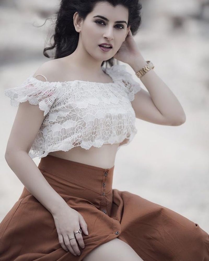 telugu homely girl archana hot instagram show