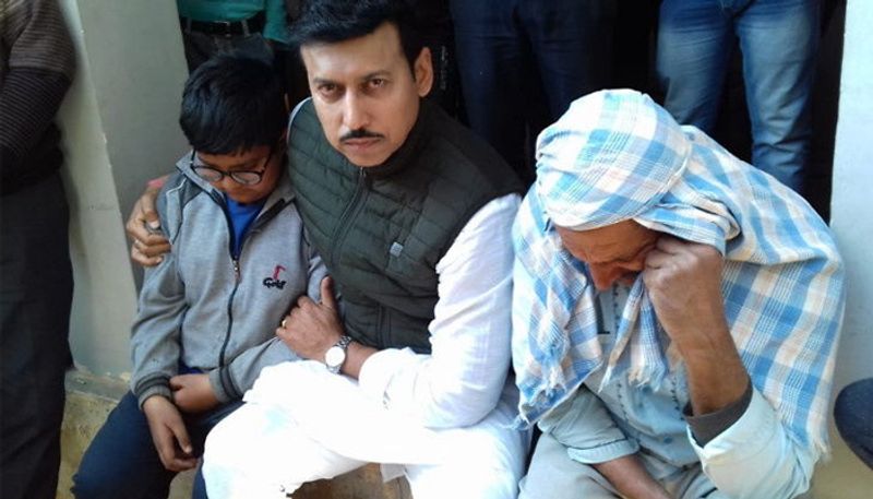 शहीद के परिजनों से मिलने पहुंचे सांसद कर्नल राज्यवर्धनसिंह राठौड़ भी शहीद के परिजनों से मिले। बताया जाता है कि गांव में 14 फरवरी को नवनिर्मित सीताराम मंदिर में भव्य धार्मिक आयोजन रखा गया था। अब उसे स्थगित कर दिया गया है।