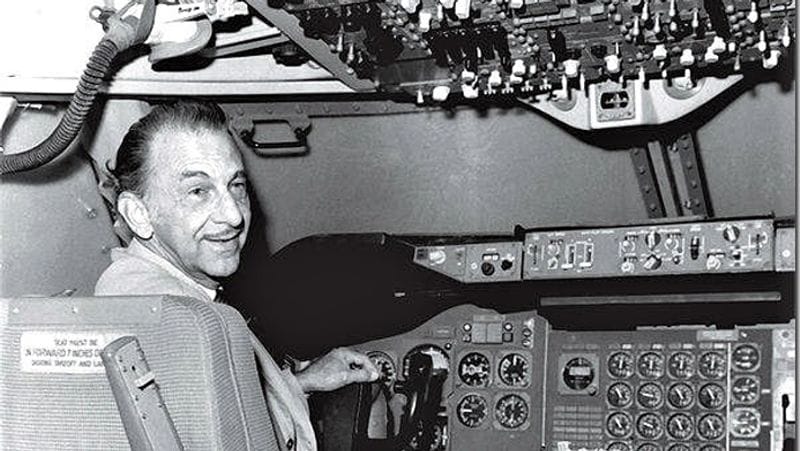 टाटा एयरलाइंस की शुरुआत यूं तो साल 1932 में हुई थी मगर जेआरडी टाटा ने वर्ष 1919 में ही पहली बार हवाई जहाज तब शौकिया तौर पर उड़ाया था जब वो सिर्फ 15 साल के थे।