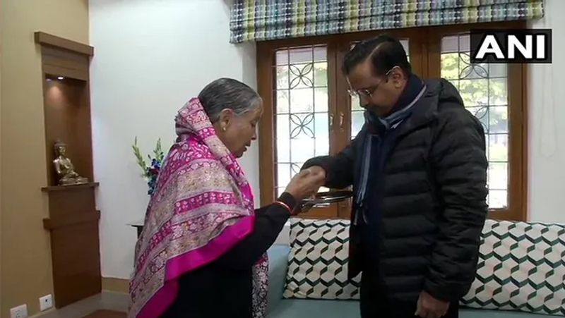 चुनाव के दिन अपनी मां से आशीर्वाद लेकर वोट डालने जाते सीएम अरविन्द केजरीवाल।