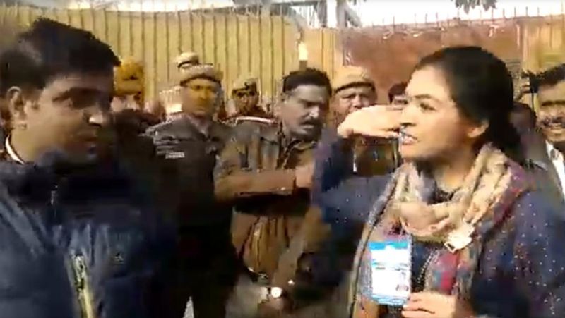 कांग्रेस की उम्मीदवार अलका लांबा ने चुनाव के दिन पोलिंग बूथ पर आप कार्यकर्ता को चांटा जड़ने की कोशिश की। उन्होंने उसपर आपत्तिजनक कमेंट करने का आरोप लगाया।