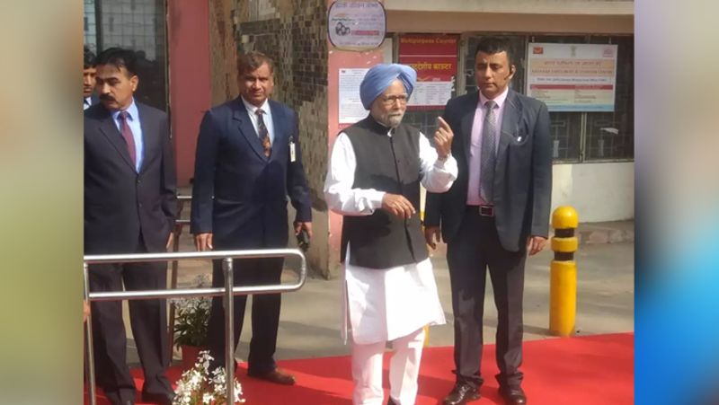 वहीं मनमोहन सिंह भी वोट डालकर लोगों को अपनी ख़ुशी जताते नजर आए।