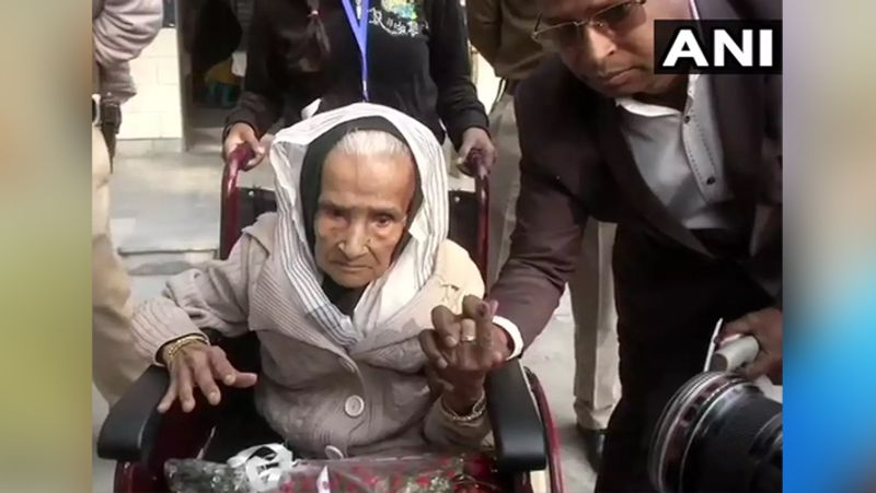 चुनाव में वोट डालने पहुंची 110 साल की कलितारा मंडल की भी काफी चर्चा हुई।