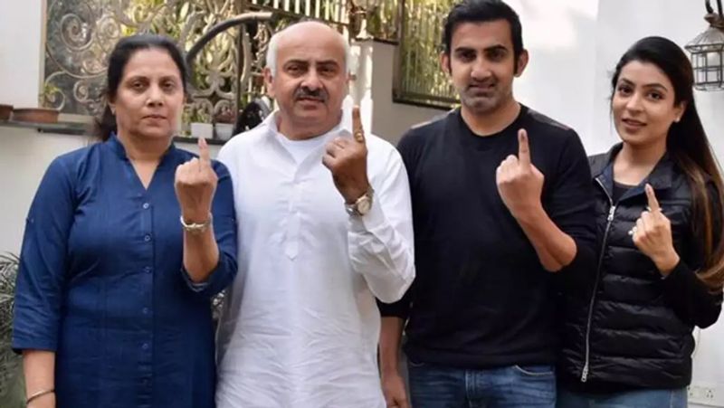क्रिकेटर और पॉलिटिशियन गौतम गंभीर ने भी अपने पूरे परिवार के साथ मताधिकार का प्रयोग किया।