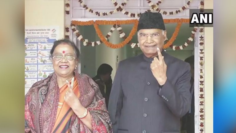 राष्ट्रपति अरविन्द कोविंद ने अपनी पत्नी सविता कोविंद के साथ डॉ राजेंद्र प्रसाद केंद्रीय विद्यालय में वोट डाला।