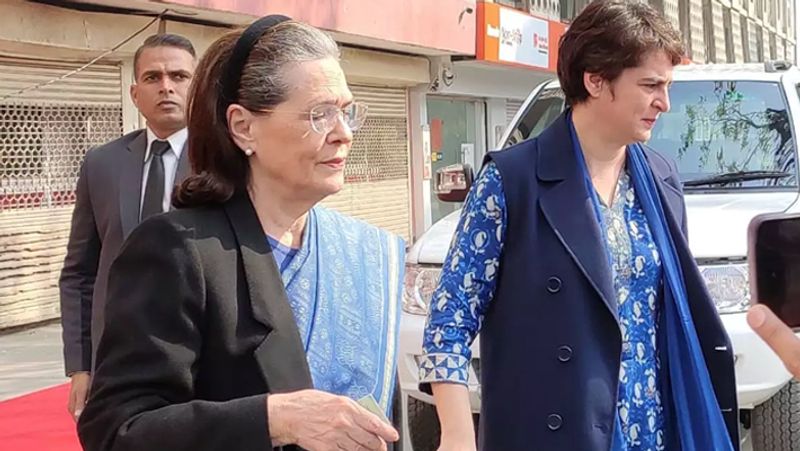 सोनिया गांधी अपनी बेटी प्रियंका गांधी के साथ निर्माण भवन में वोट डालने पहुंची थी।