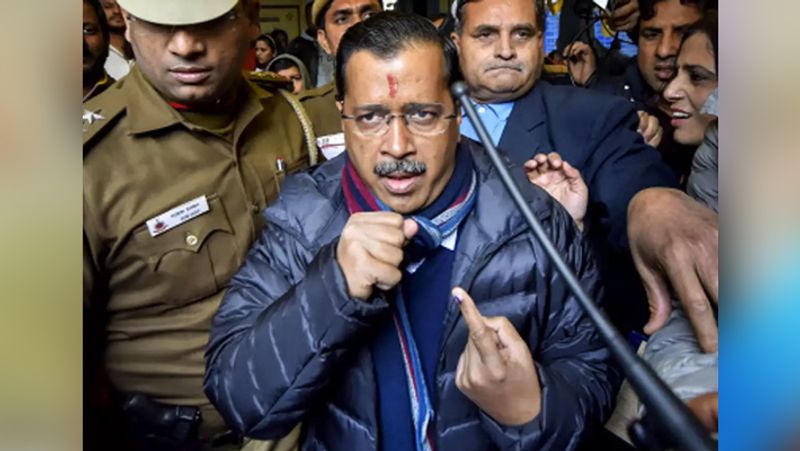 पोलिंग बूथ से खांसते हुए अपनी उंगली पर लगे निशान को दिखाते अरविन्द केजरीवाल की इस तस्वीर ने काफी चर्चा बटोरी।