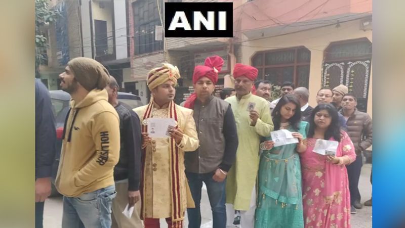 दिल्ली चुनाव में वोट डालने पहुंचे एक दूल्हे धनंजय ध्यानी की तस्वीर भी जमकर वायरल हुई। बारात ले जाने से पहले उसने अपने मताधिकार का प्रयोग किया।