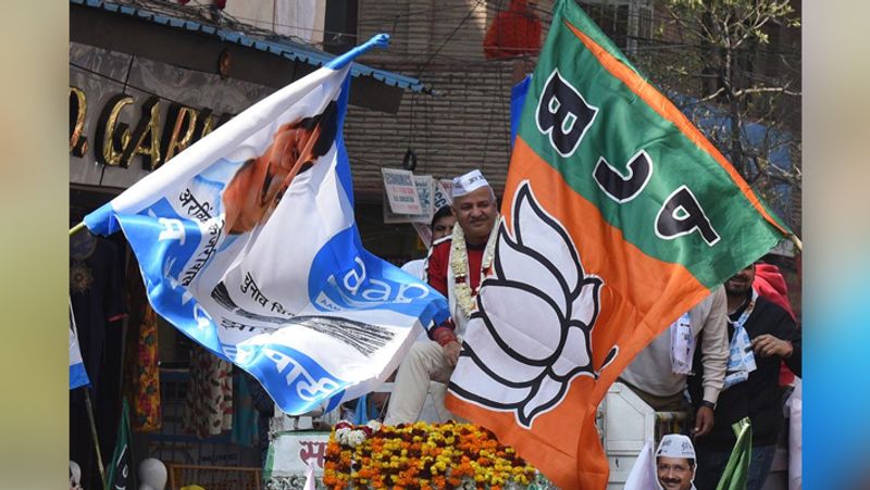 आम आदमी पार्टी के लिए चुनाव प्रचार करने निकले मनीष सिसोदिया की इस तस्वीर ने काफी कहरचा बटोरी। प्रचार के दौरान बीजेपी की भी एक टीम वहीं मौजूद थी। ऐसे में एक तरफ आम आदमी पार्टी और एक तरफ बीजेपी के झंडे के साथ मनीष सिसोदिया की तस्वीर काफी शेयर की गई।