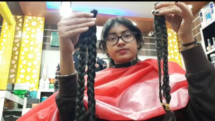 A student from Raiganj donates her hair for cancer patients A student from Raiganj donates her hair for cancer patients
