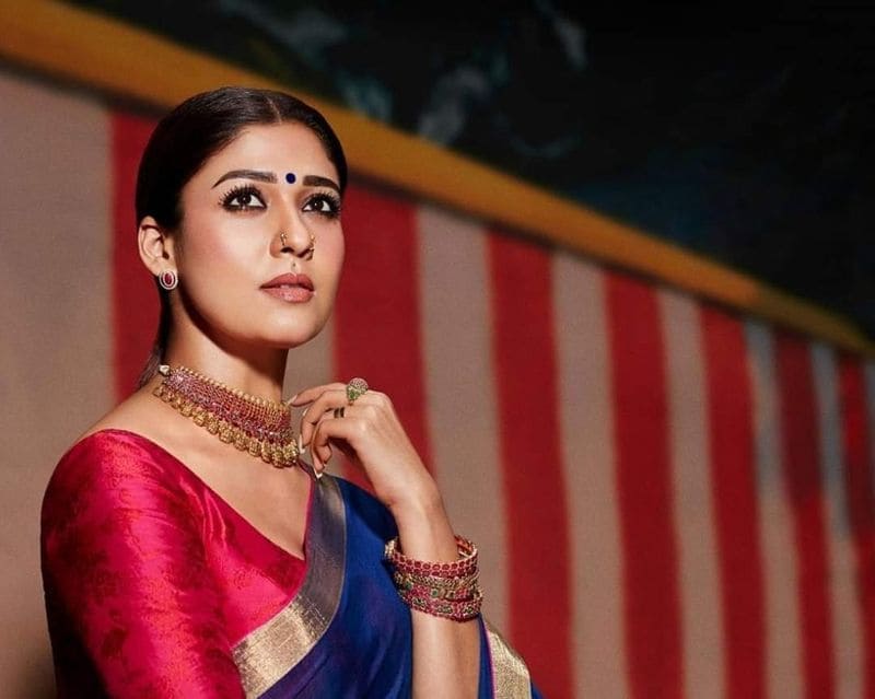 தங்க சிலை போல் போஸ்