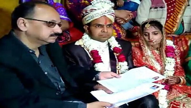 वो कहते हैं, साल 2005 में मैं आशा के घर वापस रिश्ते के लिए गया। वहां देखा तो आशा की तबीयत काफी खराब थी, वो चल फिर भी नहीं सकती थी। वहीं, मैंने तय किया कि शादी के लिए आशा के ठीक होने तक का इंतजार करूंगा।