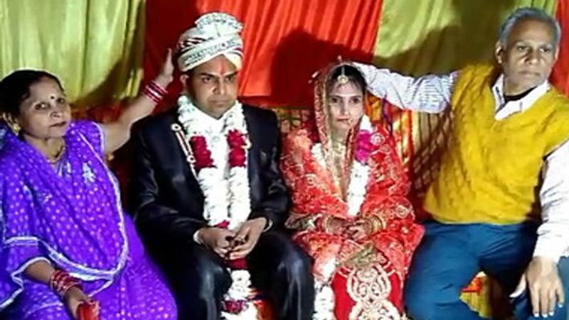 संजीव कहते है, काफी साल बीत गए, लेकिन आशा की हालत नहीं सुधरी। आखिर में फरवरी, 2017 में मैंने दिव्यांग आशा से शादी कर ली।