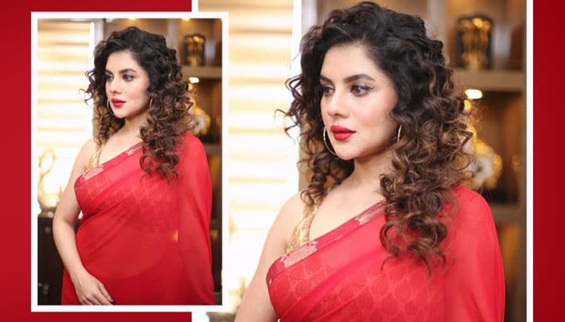 শুধু ধন্যবাদই নয়, অভিনেত্রী নিজে জানিয়েছেন, মুখে সর্বদা হাসি বজায় রাখা উচিত।