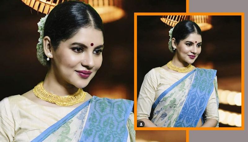 ঘরোয়া বাঙালি সাজে নিজেকে পুরো বঙ্গকন্যার লুকে মেলে ধরেছেন অভিনেত্রী। স্টাইল স্টেটমেন্টে নিজেকে এক আলাদা জায়গায় নিয়ে গেছেন অভিনেত্রী।