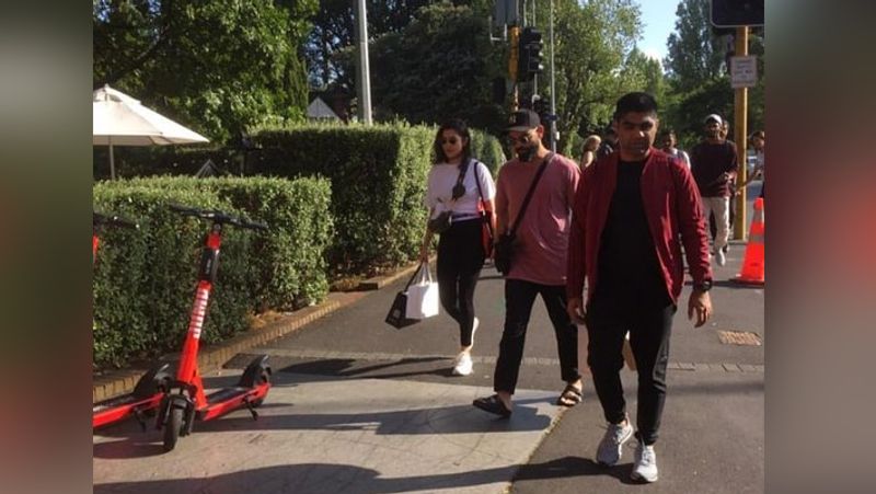 न्यूजीलैंड की सड़कों पर घूमते अनुष्का शर्मा और विराट कोहली।