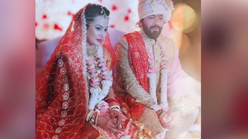 पति शलभ दांग के साथ दुल्हन बनी काम्या पंजाबी बेहद खूबसूरत नजर आईं।