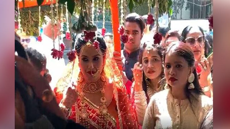 बता दें कि शलभ के साथ काम्या की ये दूसरी शादी है। काम्या की पहली शादी बिजनेसमैन बंटी नेगी से हुई थी। शादी के 10 साल बाद दोनों का तलाक हो गया। पहले पति से काम्या को एक बेटी भी है।