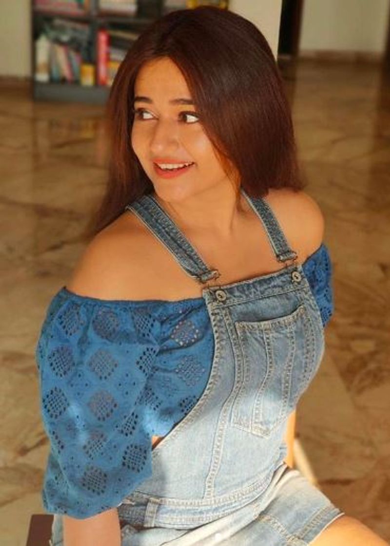 actress poonam bajwa super hot photo gallery