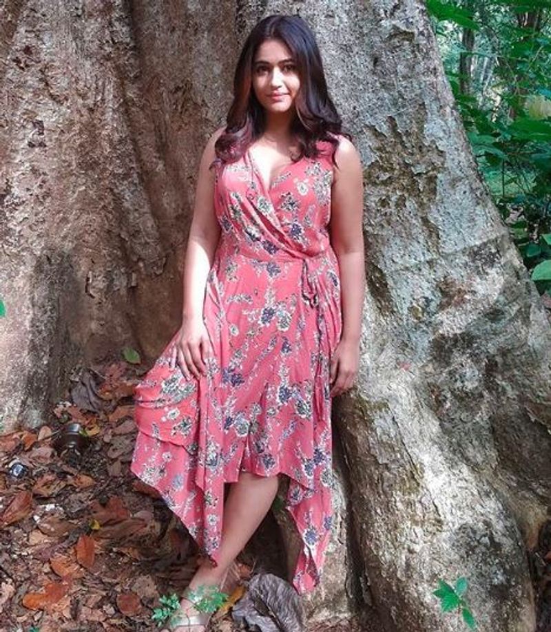 actress poonam bajwa super hot photo gallery